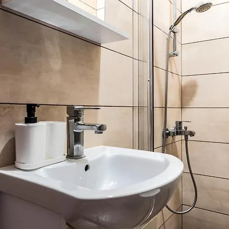 Apartamento Flat W Backyard 10 Min To Taksim And Citys Mall Estambul