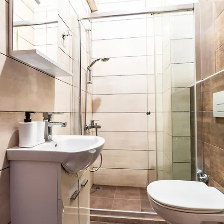 Daire Flat W Backyard 10 Min To Taksim And Citys Mall